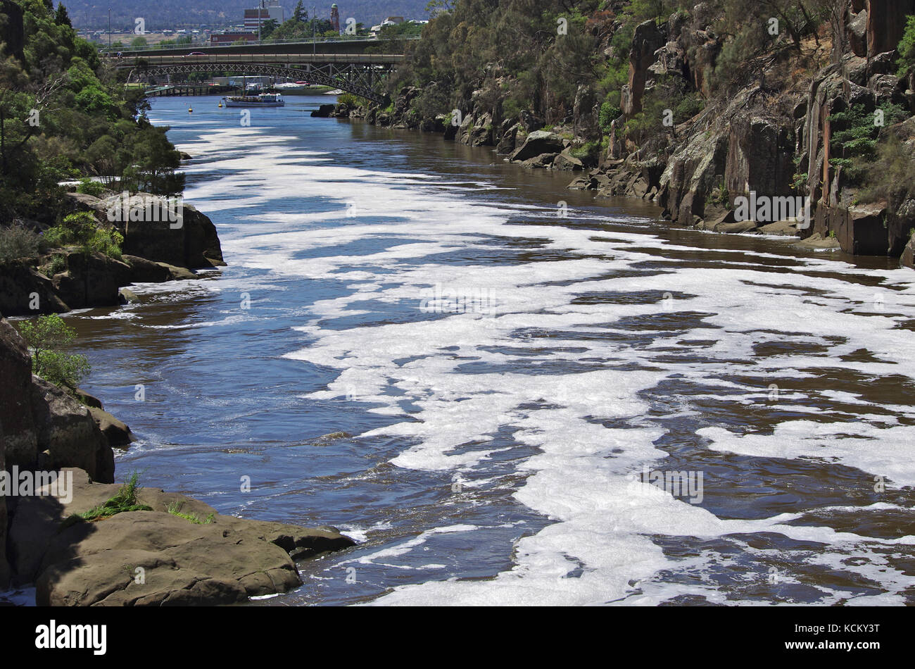 Il fiume Sud di Esk che scorre attraverso la gola di Cataract. Il ponte sospeso Alexandra è visibile in lontananza. Launceston, Tasmania, Australia Foto Stock