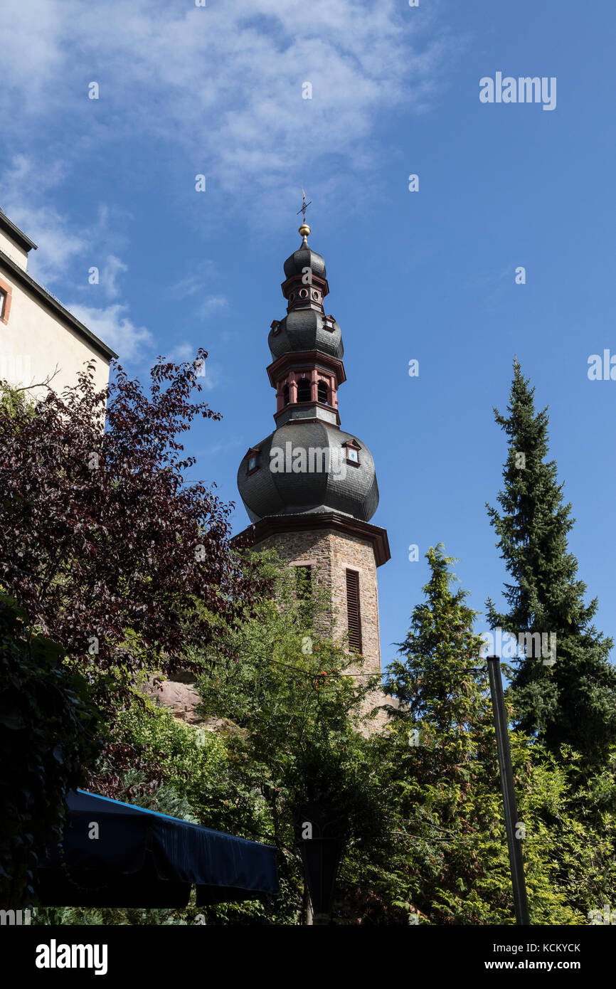 La città di Cochem, la valle di Mosel, Germania con la torre di San Martino la chiesa Foto Stock