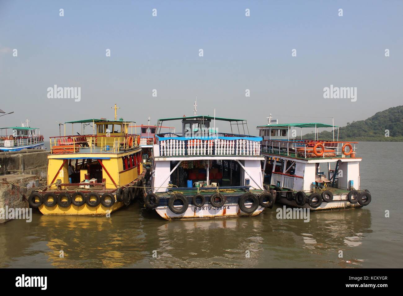 Tre barche ormeggiate a Mumbai bay Foto Stock