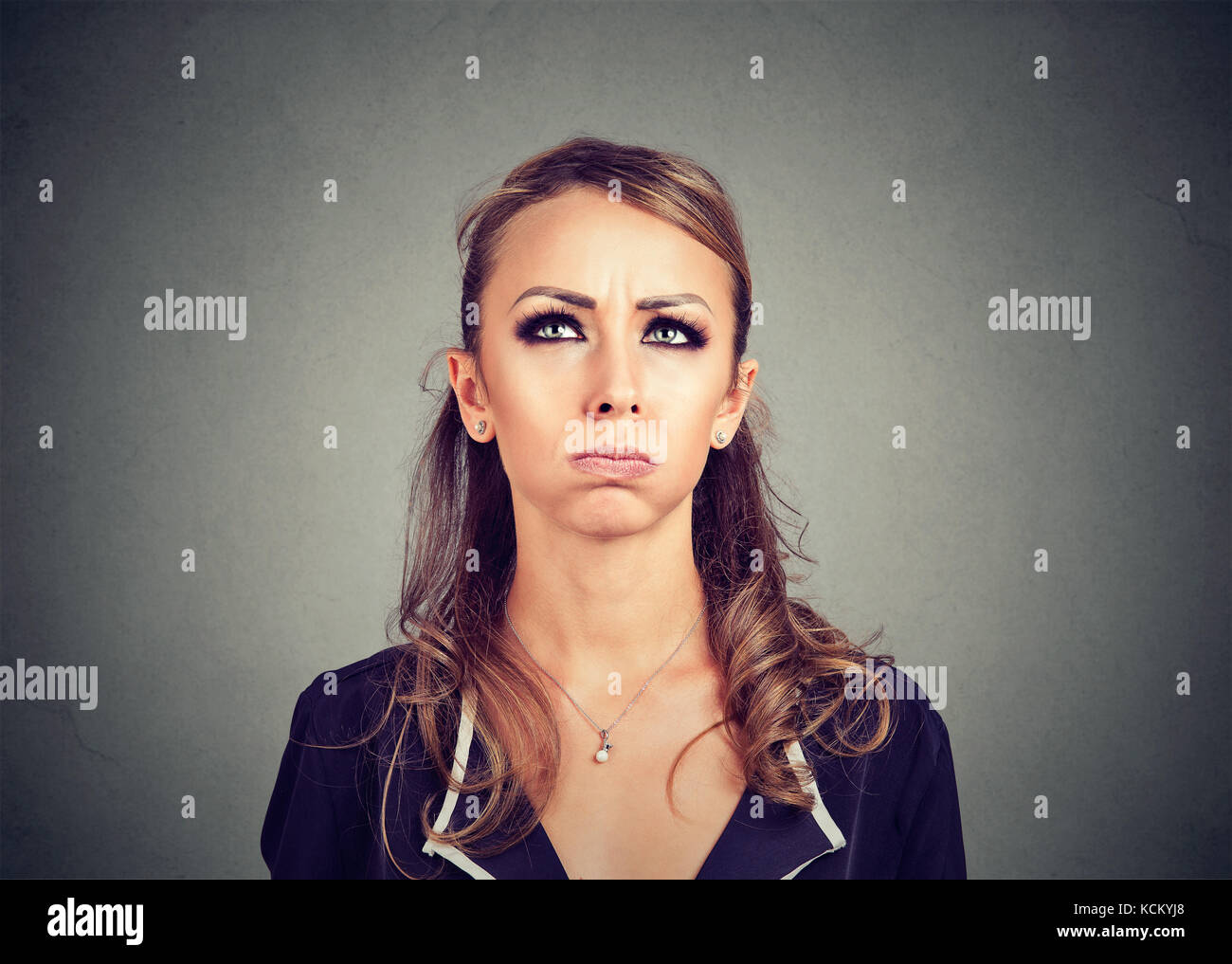 Annoiata infastidata donna frustrata che guarda in su Foto Stock
