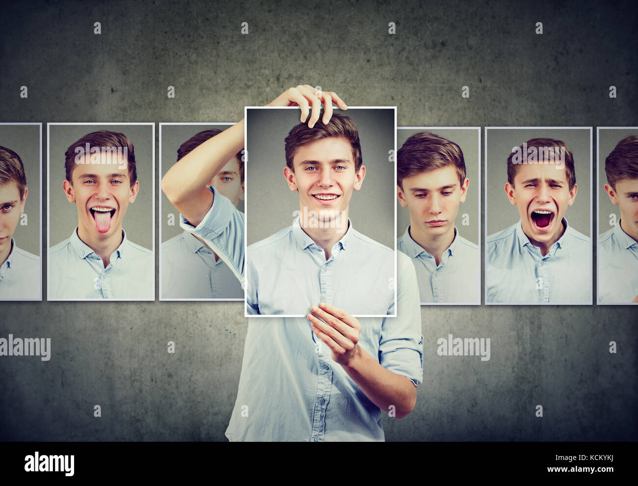 Uomo Mascherato adolescente esprimendo emozioni diverse Foto Stock