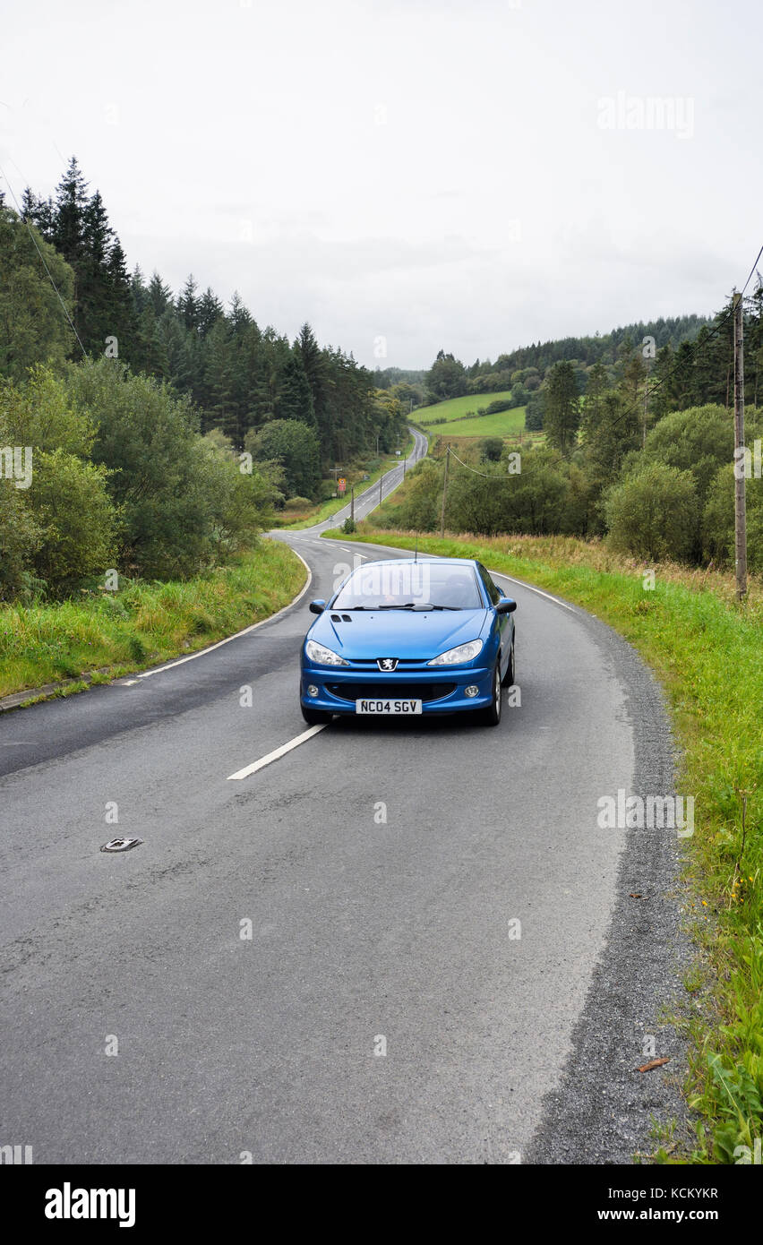 Il B5105 strada che corre attraverso la foresta Clocaenog tra Rhuthun e Cerrig y Druidion in Clwyd, il Galles del Nord. Clocaenog Foresta è una grande foresta di New Scenic 5 posti Foto Stock