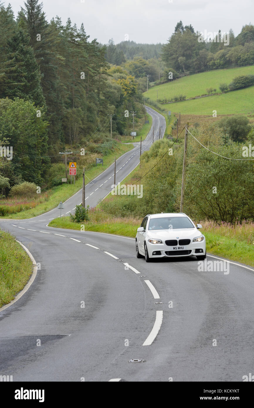 Il B5105 strada che corre attraverso la foresta Clocaenog tra Rhuthun e Cerrig y Druidion in Clwyd, il Galles del Nord. Clocaenog Foresta è una grande foresta di New Scenic 5 posti Foto Stock