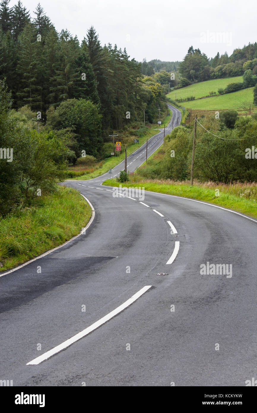 Il B5105 strada che corre attraverso la foresta Clocaenog tra Rhuthun e Cerrig y Druidion in Clwyd, il Galles del Nord. Clocaenog Foresta è una grande foresta di New Scenic 5 posti Foto Stock