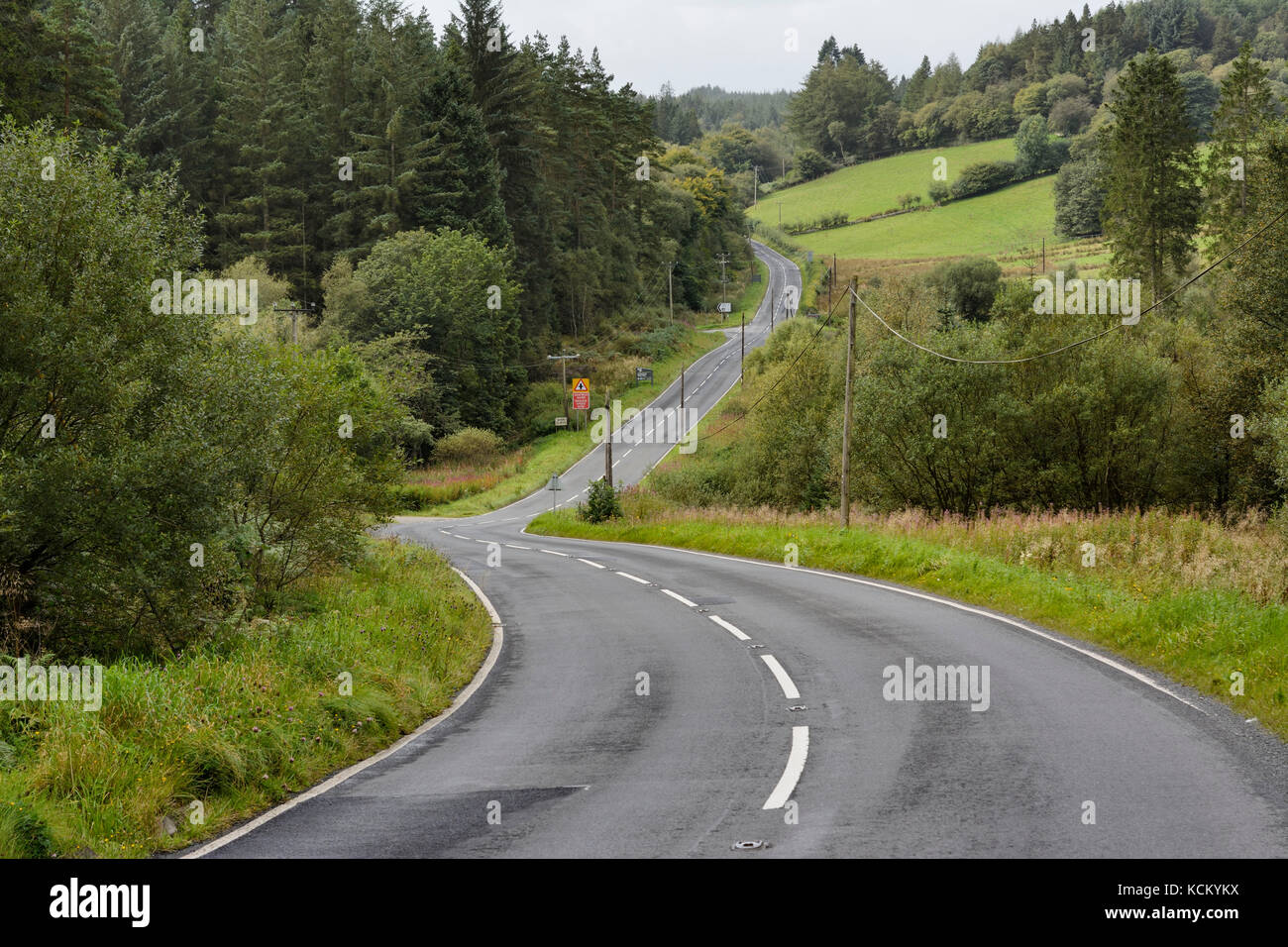 Il B5105 strada che corre attraverso la foresta Clocaenog tra Rhuthun e Cerrig y Druidion in Clwyd, il Galles del Nord. Clocaenog Foresta è una grande foresta di New Scenic 5 posti Foto Stock