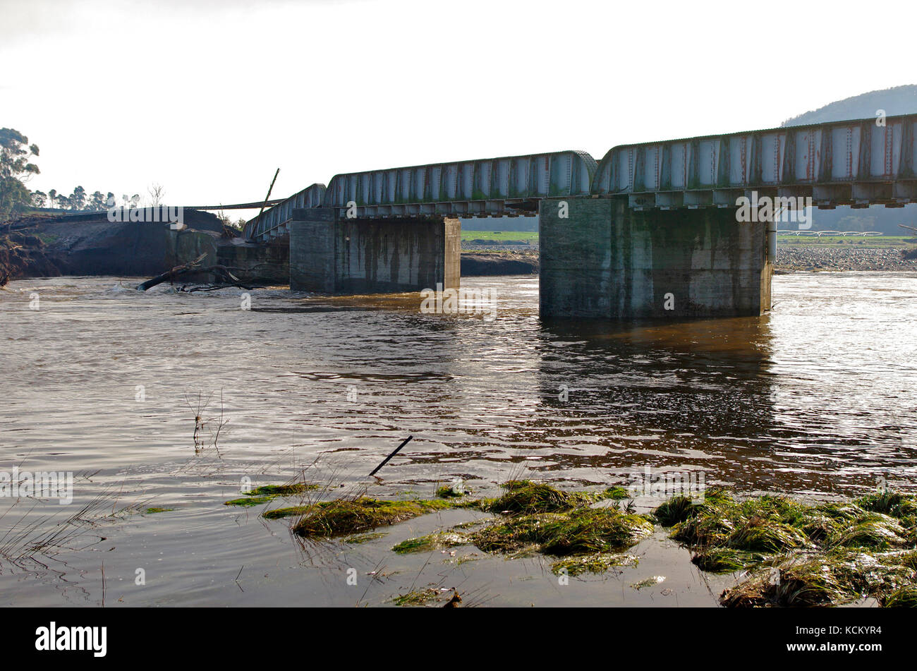 Ponte ferroviario crollato sul fiume Mersey a Kimberley dopo l'alluvione. Tasmania nordoccidentale, Australia Foto Stock