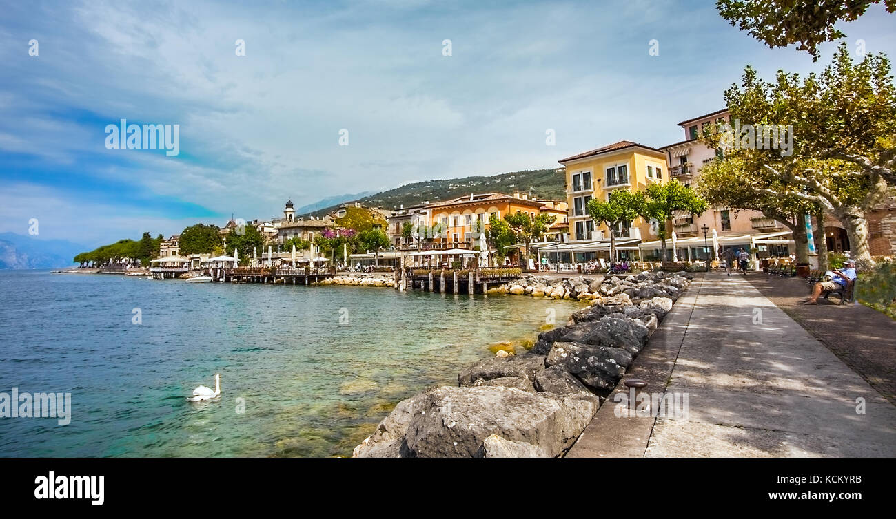 Vista di Torri del Benaco sul Lago di Garda Veneto Italia Foto Stock