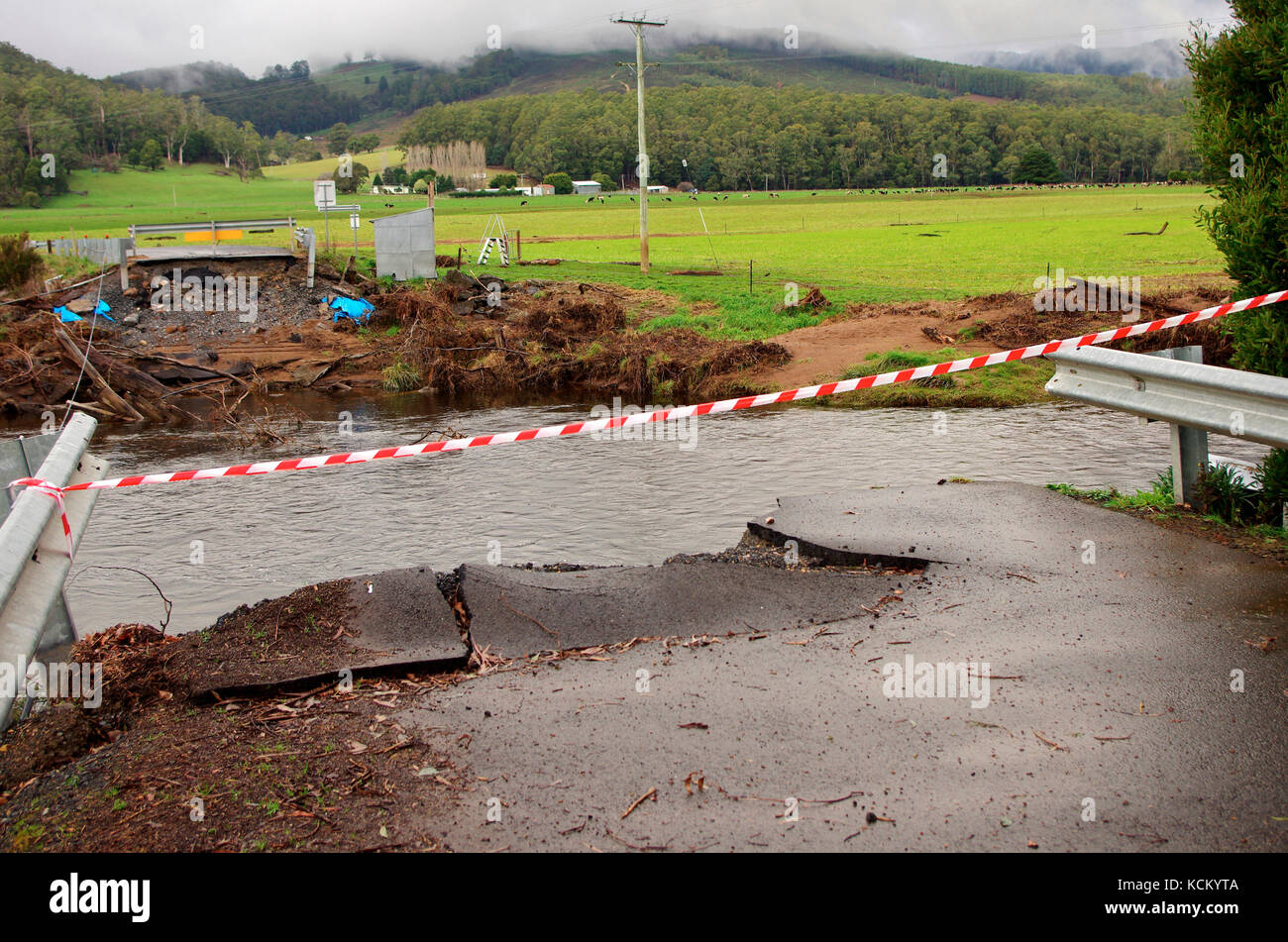 Ponte Marshalls sul fiume Leven danneggiato dalle alluvioni. Gunns Plains, Tasmania nord-occidentale, Australia Foto Stock