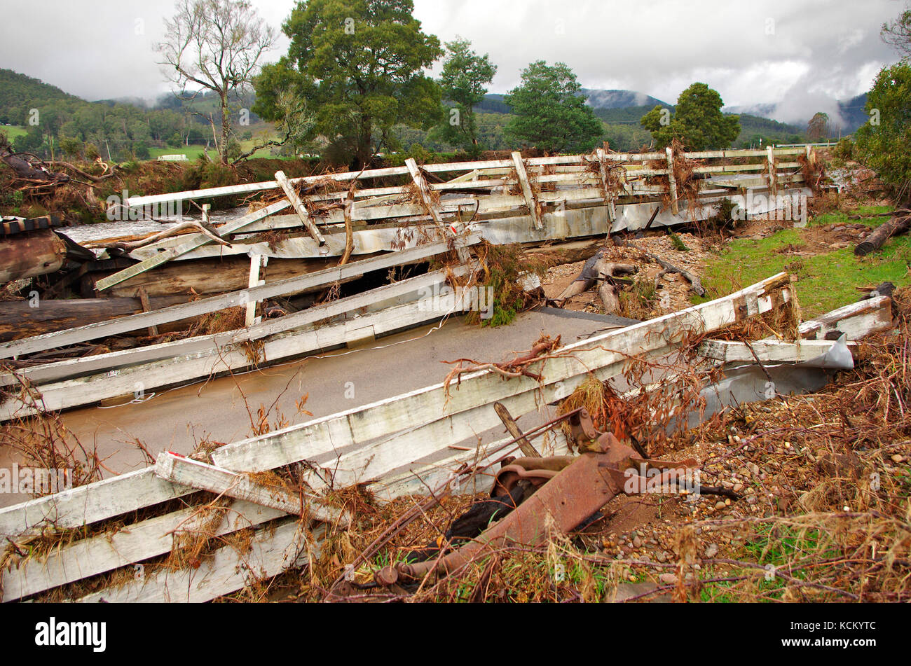 Ponte Marshalls sul fiume Leven danneggiato dalle alluvioni. Gunns Plains, Tasmania nord-occidentale, Australia Foto Stock