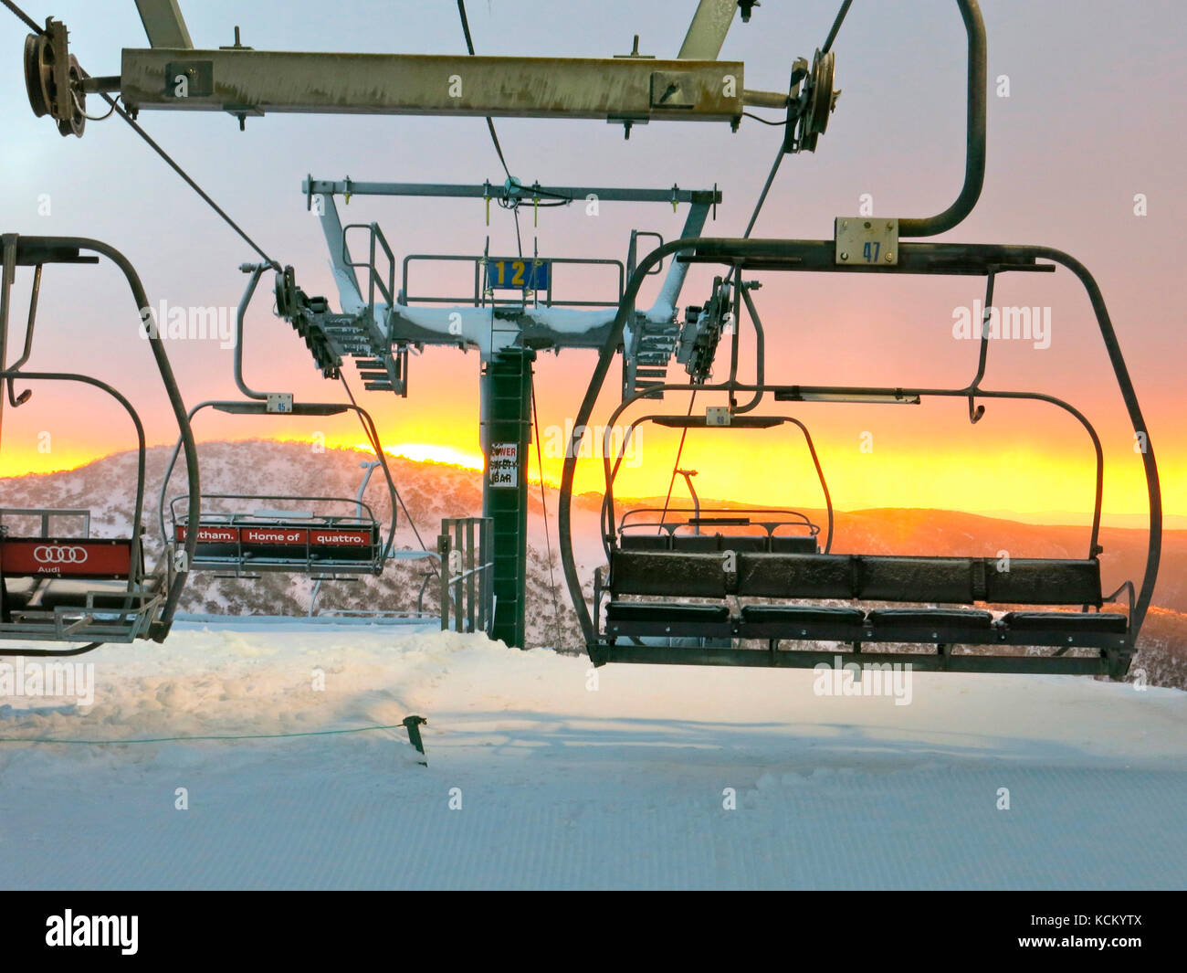 Dawn che si rompe sopra la seggiovia del Monte Hotham. Alpi Vittoriane, Victoria, Australia Foto Stock