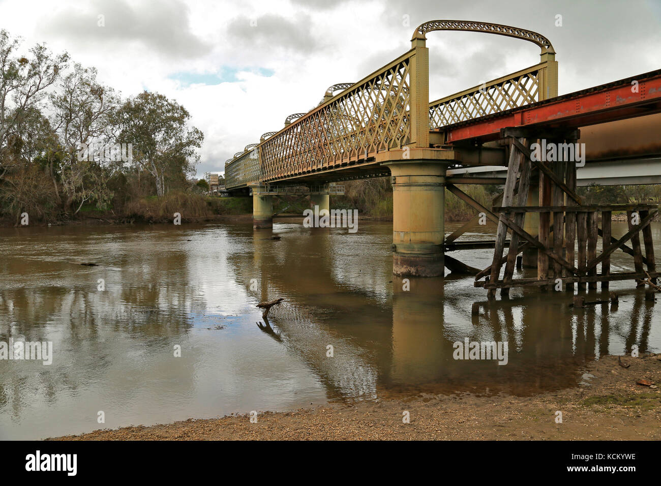 Ponte ferroviario Albury-Wodonga sul fiume Murray, costruito nel 1883-1884 per la Great Southern Railway tra Sydney e Melbourne. Wodonga, Victoria Foto Stock