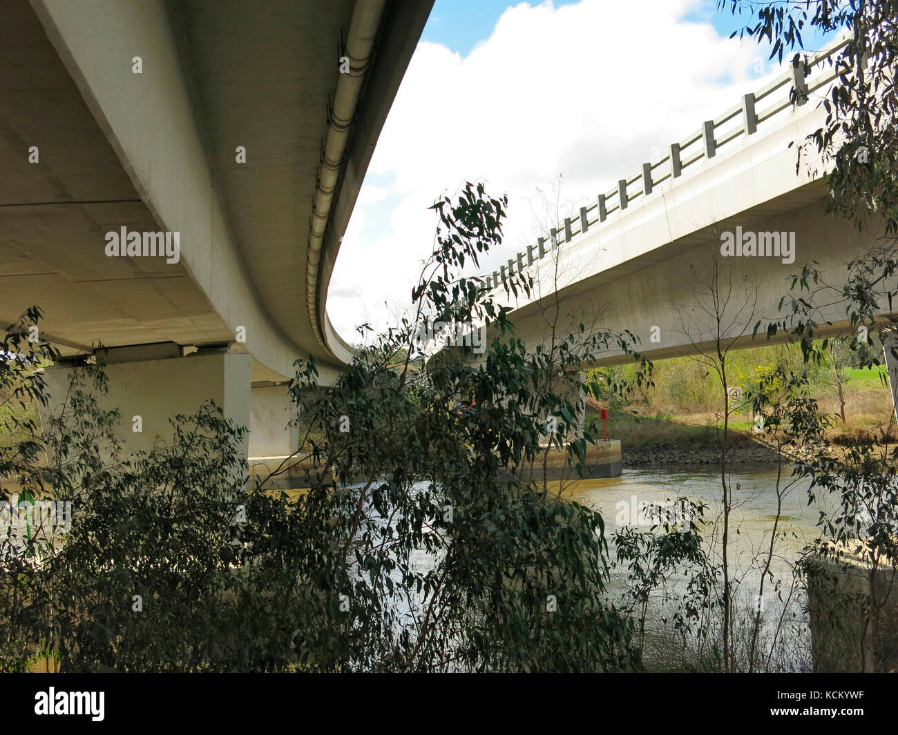 The Spirit of Progress si unisce alla doppia autostrada Hume Highway attraverso il fiume Murray. Albury-Wodonga, Victoria, Australia Foto Stock