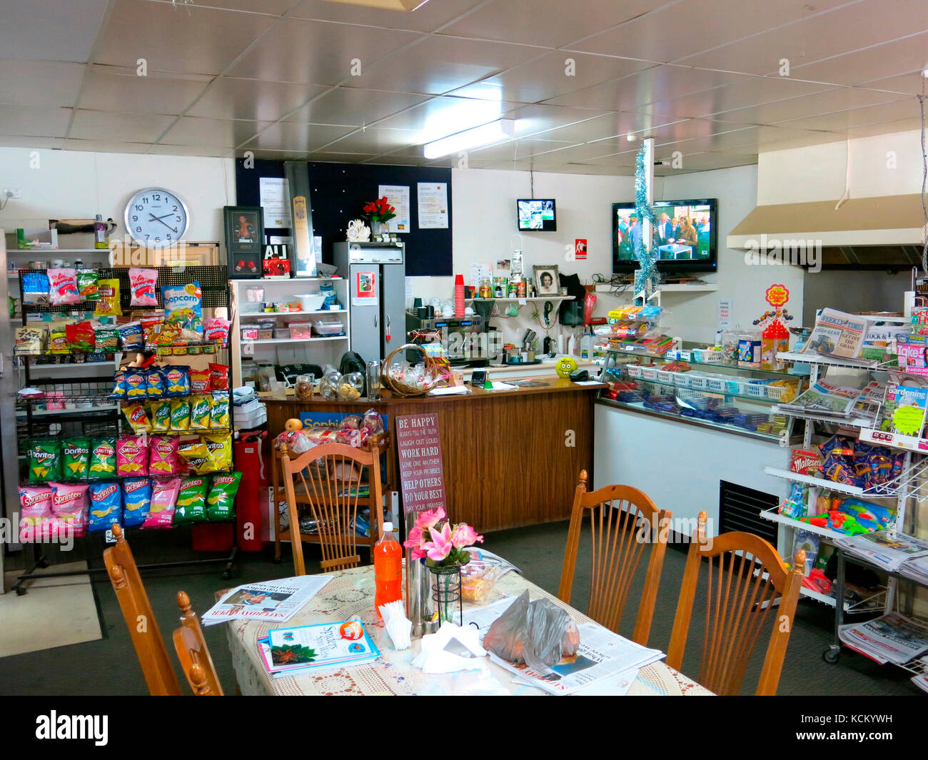 Interno di Bethanga General Store, negozio di alimentari, articoli per la casa, stazione di servizio e caffè, ad est di Albury, nuovo Galles del Sud, Australia Foto Stock