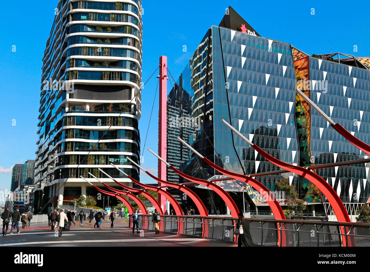 Ponte pedonale sopraelevato di Bourke Street sulle piste ferroviarie alla Southern Cross Station per il Docklands Stadium, Melbourne, Victoria, Australia Foto Stock