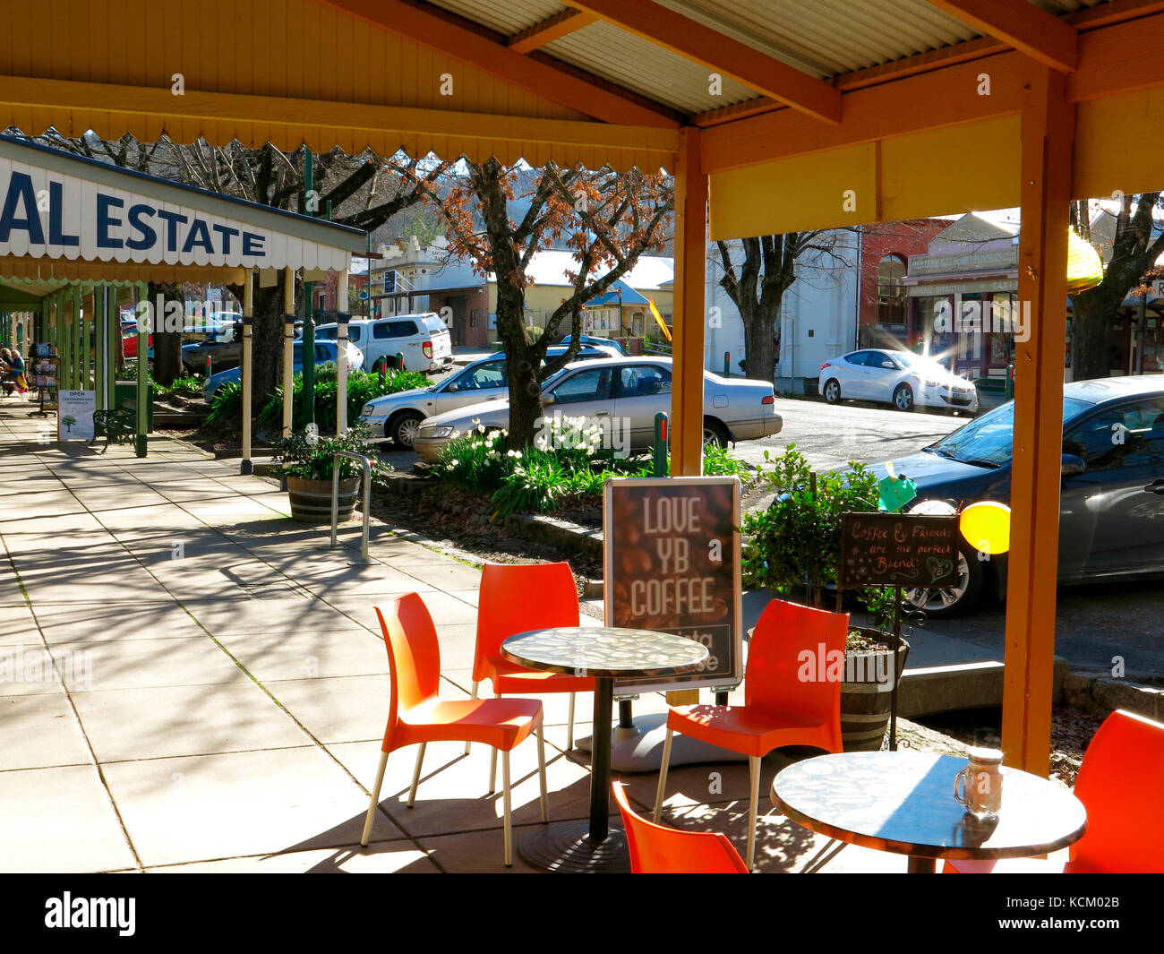 Cafe in un ampio negozio verandah a Yackandandah, ex città di estrazione dell'oro. Victoria nord-orientale, Australia Foto Stock