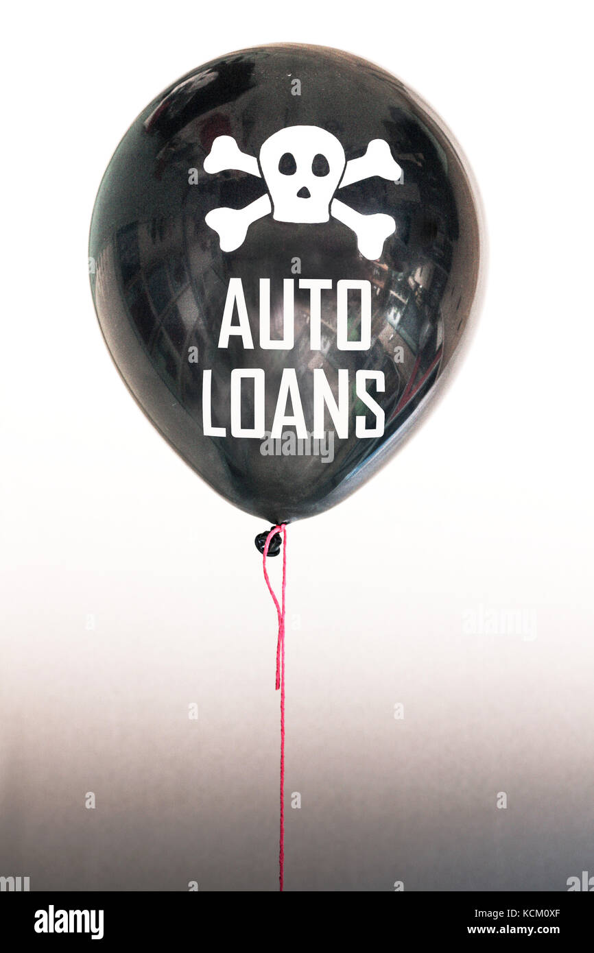 Le parole prestiti per auto e un Teschio e Ossa Croce su un palloncino che illustra il concetto di un debito bolla, debito sovrano default, Usa, Ue debito. Foto Stock