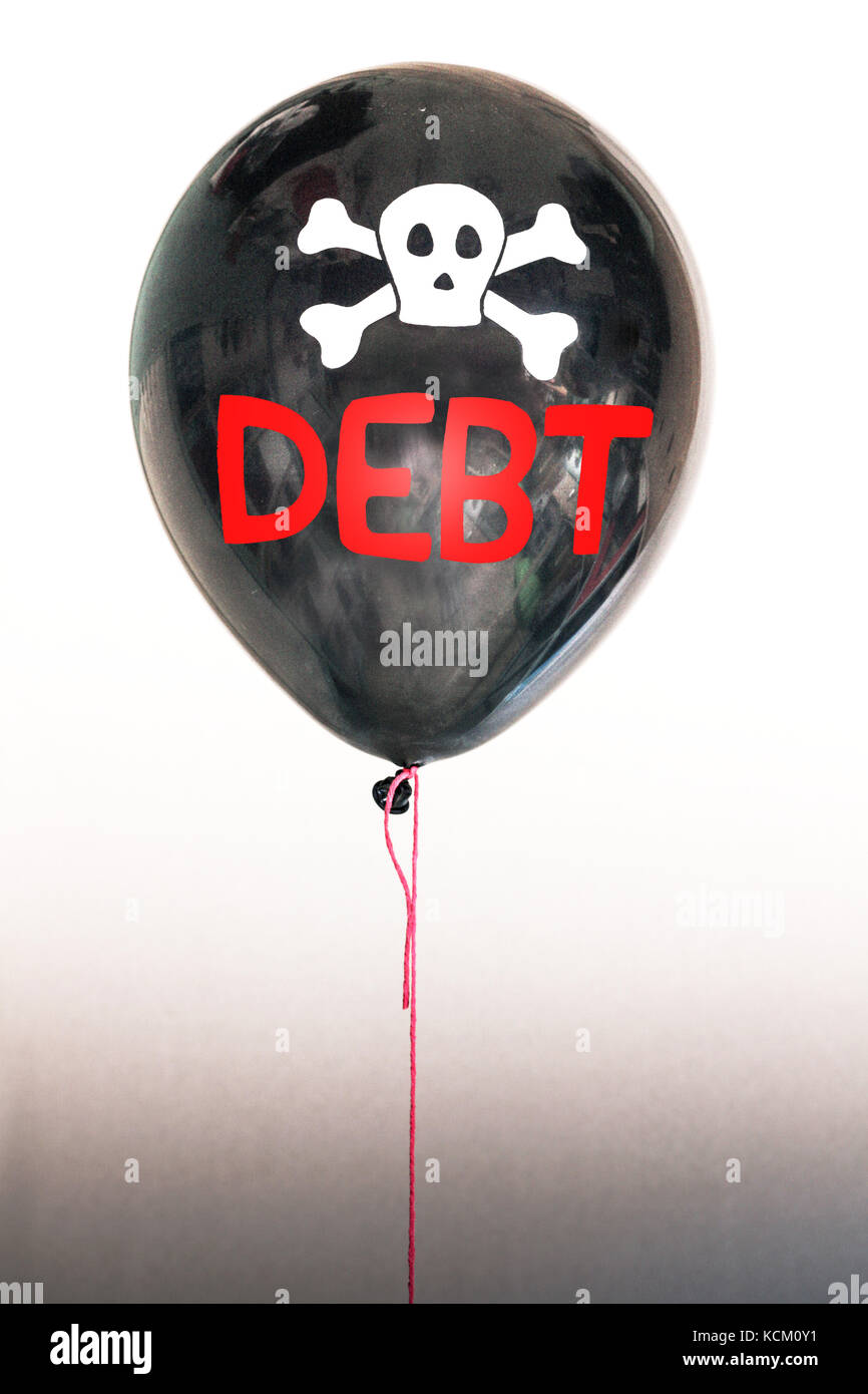 La parola del debito e un Teschio e Ossa Croce su un palloncino che illustra il concetto di un debito bolla, debito sovrano default, Usa, Ue debito. Foto Stock