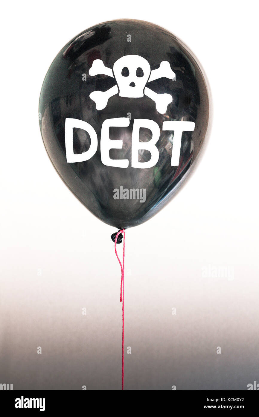 La parola del debito e un Teschio e Ossa Croce su un palloncino che illustra il concetto di un debito bolla, debito sovrano default, Usa, Ue debito. Foto Stock