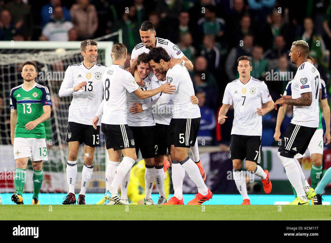 Sebastian Rudy (quarto da sinistra) in Germania festeggia il primo gol del gioco con i suoi compagni di squadra durante la partita di qualificazione della Coppa del mondo FIFA del 2018 al Windsor Park di Belfast. Foto Stock