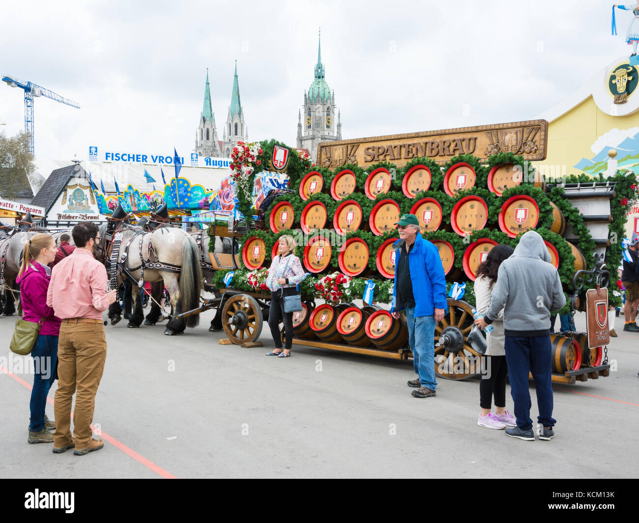 Monaco di Baviera, Germania - 19 settembre: persone in posa davanti i cavalli tirando barili di birra l'Oktoberfest a Monaco di Baviera, in Germania il 19 settembre 2017. Foto Stock