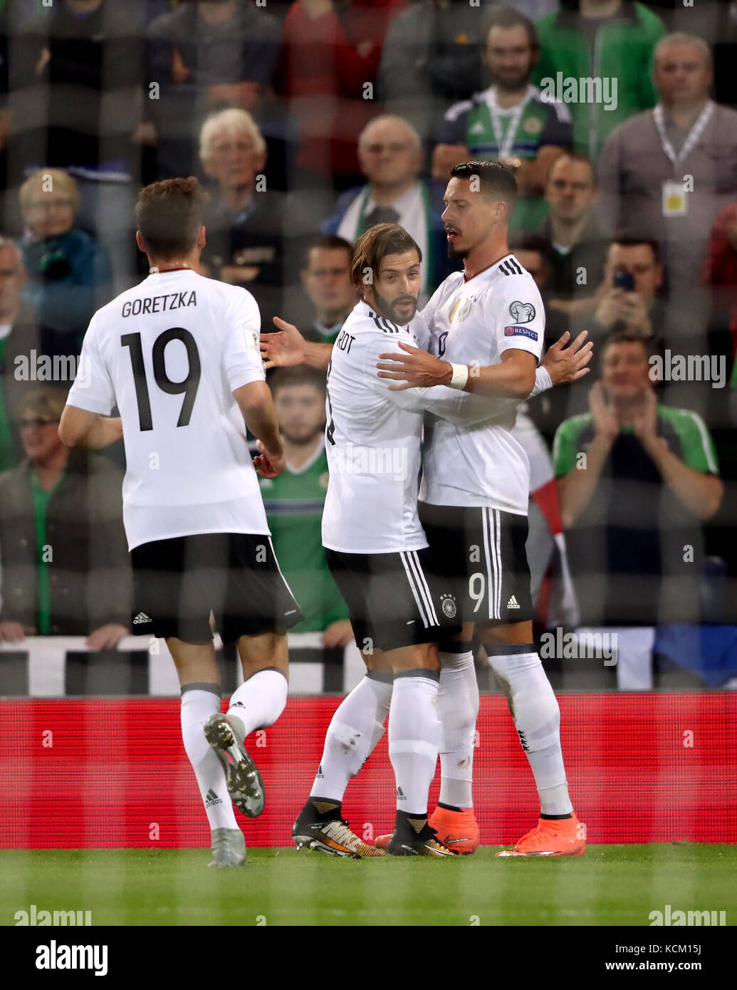 Sandro Wagner (a destra) in Germania festeggia il secondo gol del gioco durante la partita di qualificazione della Coppa del mondo FIFA 2018 al Windsor Park di Belfast. Foto Stock