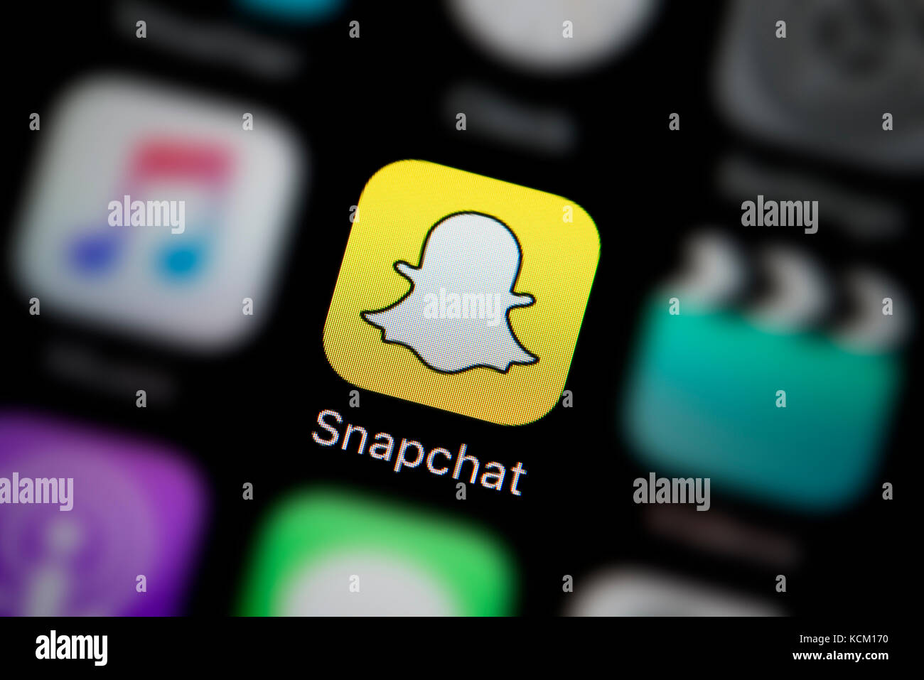 Una inquadratura ravvicinata del logo della società che rappresentano il Snapchat Icona app, come si vede sullo schermo di un telefono intelligente (solo uso editoriale) Foto Stock