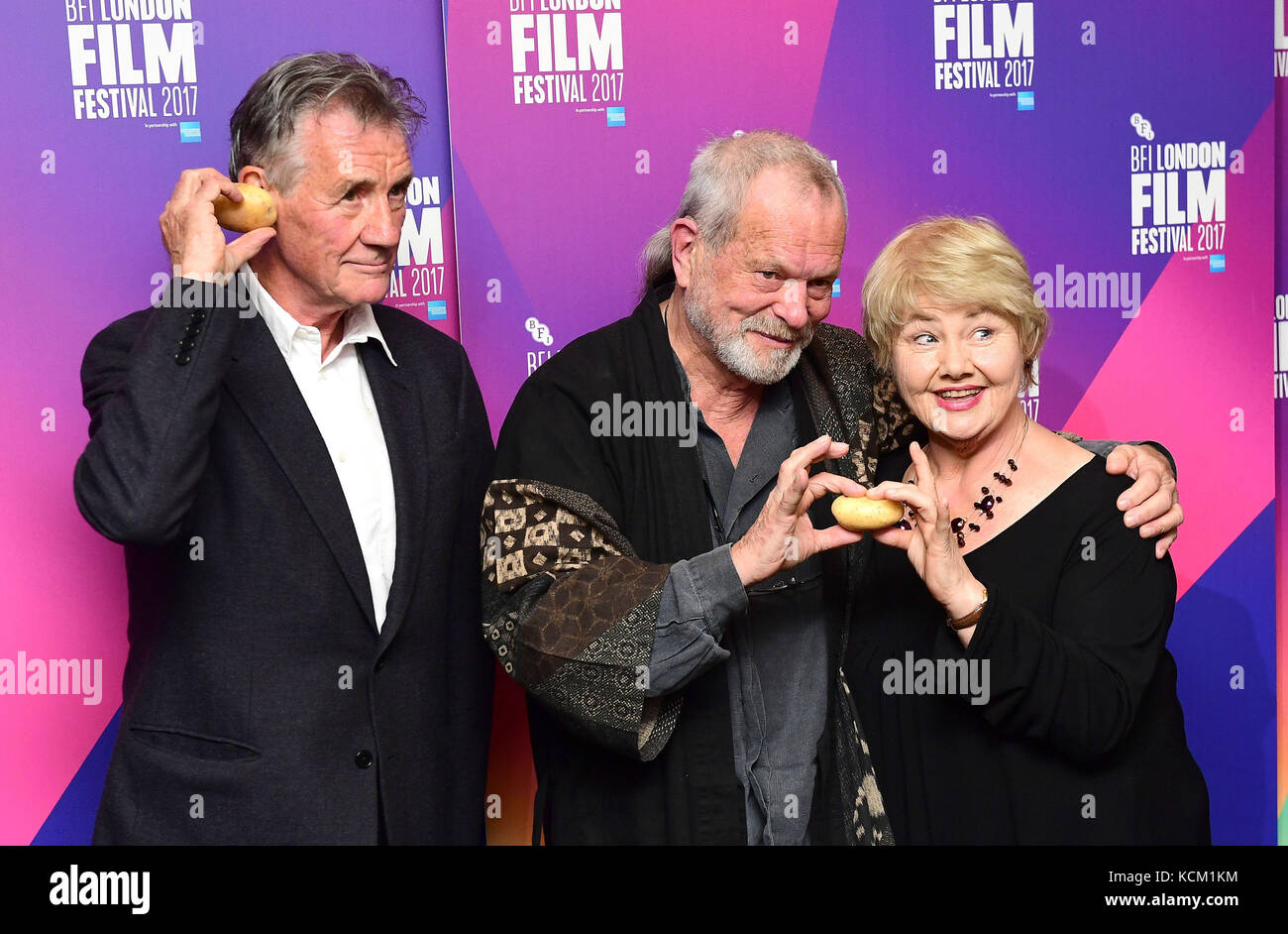 (Da sinistra a destra) Michael Palin, Terry Gilliam e Annette Badland partecipano alla prima di Jabberwocky, come parte del BFI London Film Festival, al National Film Theatre di Londra. Foto Stock