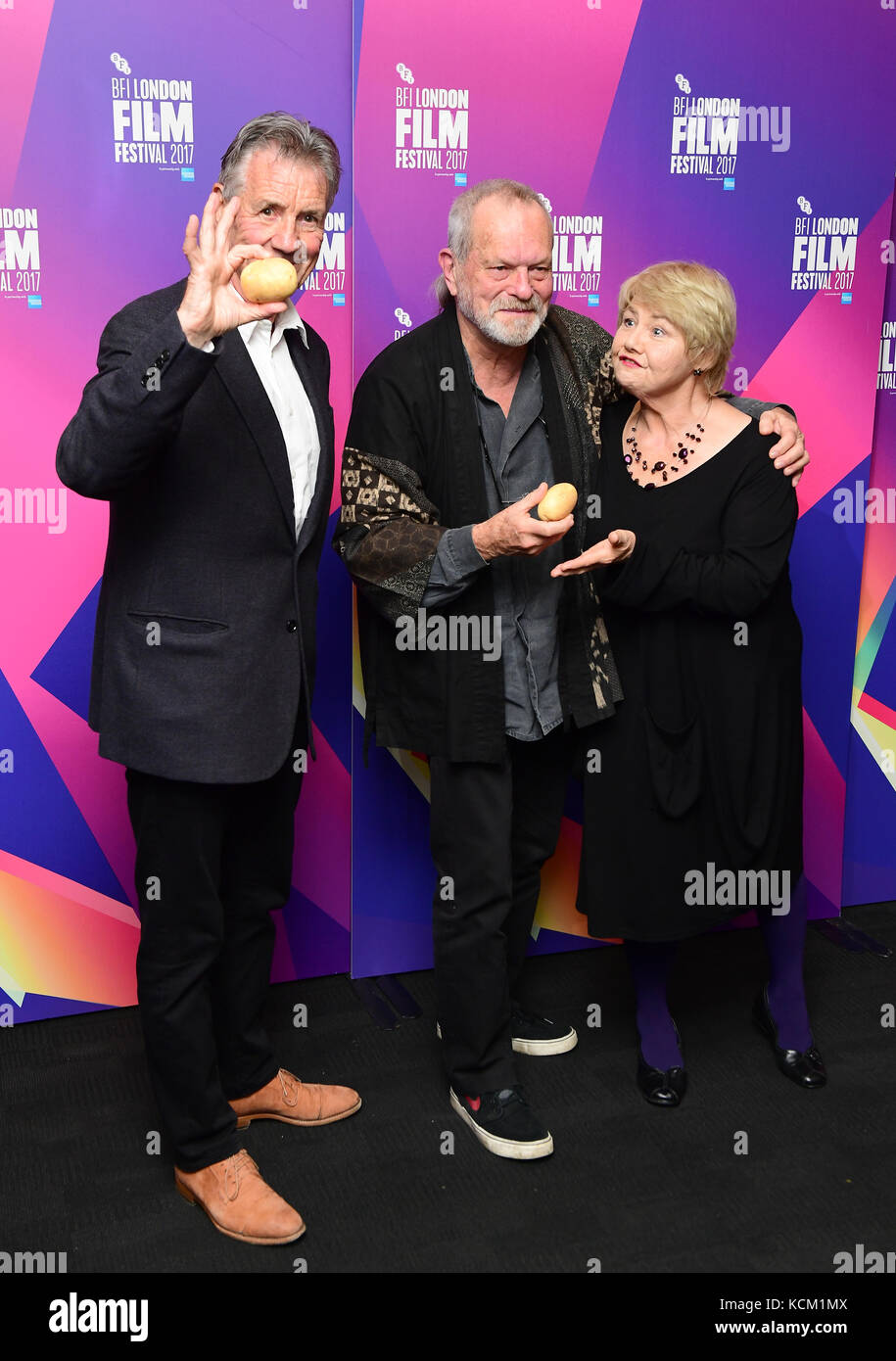 (Da sinistra a destra) Michael Palin, Terry Gilliam e Annette Badland partecipano alla prima di Jabberwocky, come parte del BFI London Film Festival, al National Film Theatre di Londra. Foto Stock
