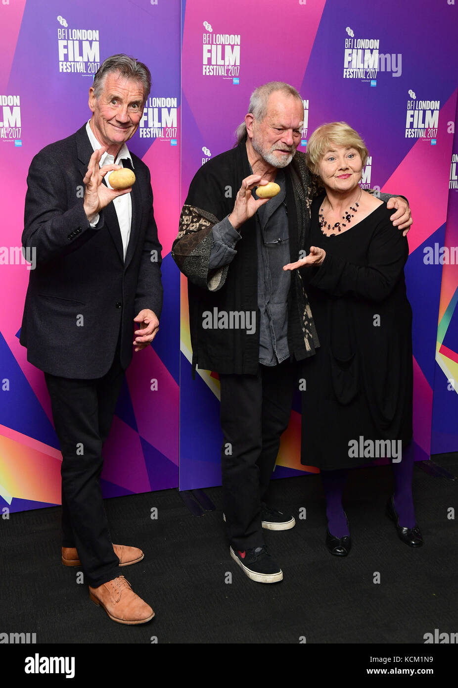 (Da sinistra a destra) Michael Palin, Terry Gilliam e Annette Badland partecipano alla prima di Jabberwocky, come parte del BFI London Film Festival, al National Film Theatre di Londra. Foto Stock
