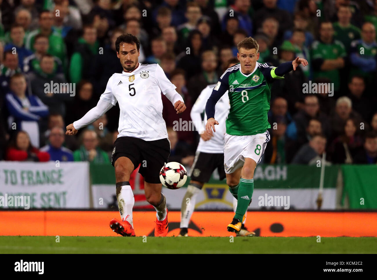 Steven Davis (a destra) dell'Irlanda del Nord e Mats Hummels della Germania durante la partita di qualificazione della Coppa del mondo FIFA 2018 al Windsor Park di Belfast. Foto Stock