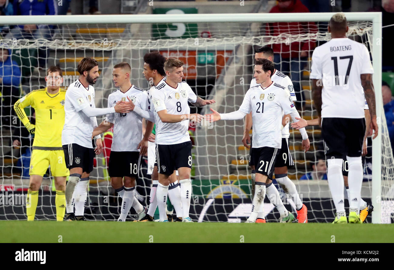 Joshua Kimmich (terzo da sinistra) in Germania festeggia il terzo gol del gioco con i suoi compagni di squadra durante la partita di qualificazione alla Coppa del mondo FIFA 2018, Group C, al Windsor Park di Belfast. Foto Stock