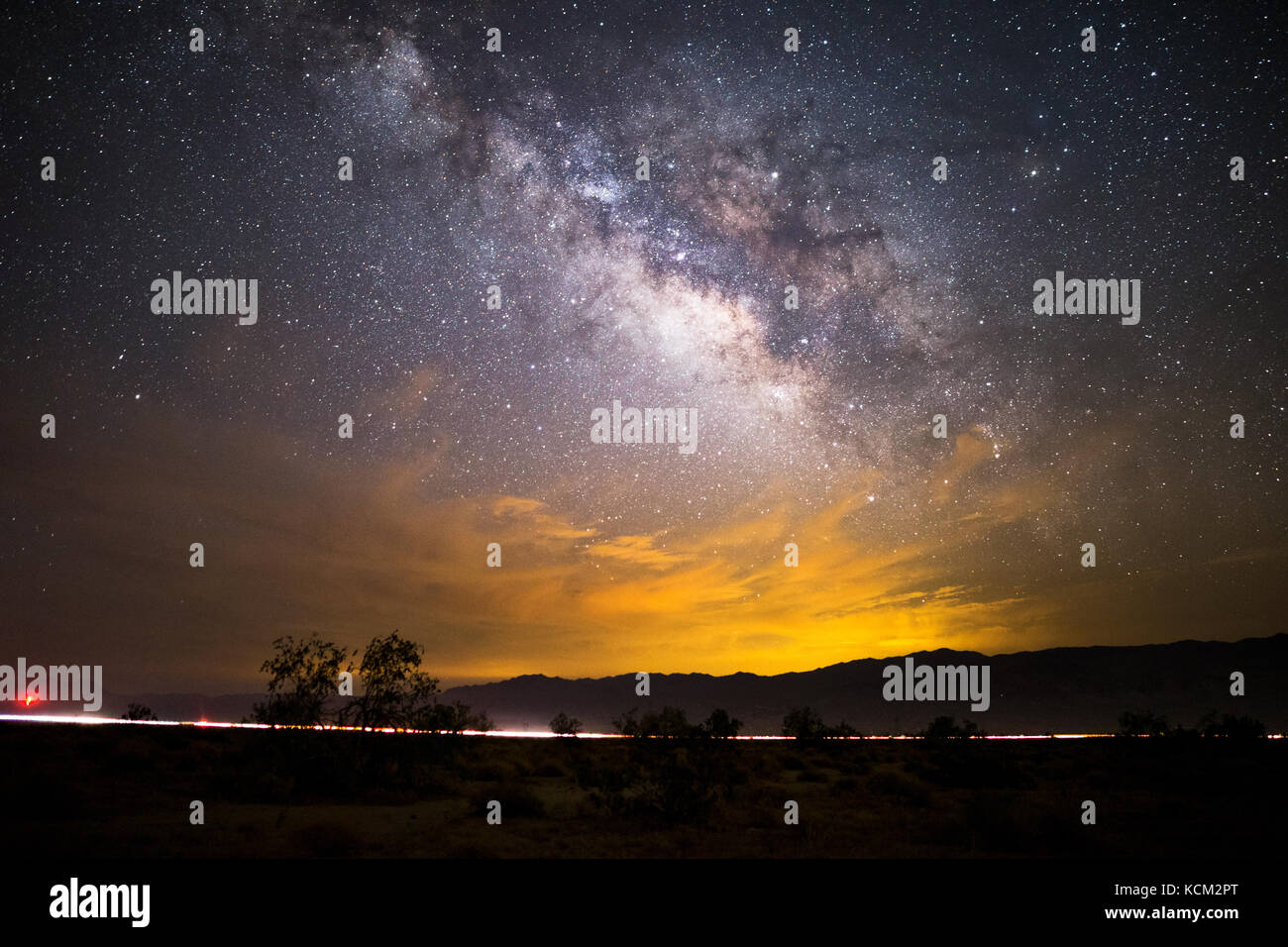 La Via Lattea stelle e cielo notturno nel Joshua Tree National Park, California Foto Stock