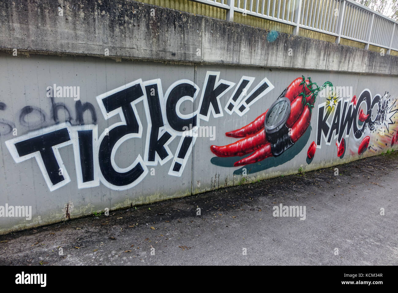 Impressionante urban graffiti nel sottopasso di calcestruzzo, Austria, Stams, Austria, Foto Stock