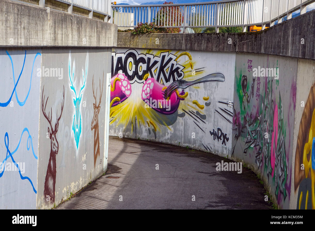 Impressionante urban graffiti nel sottopasso di calcestruzzo, Austria, Stams, Austria, Foto Stock