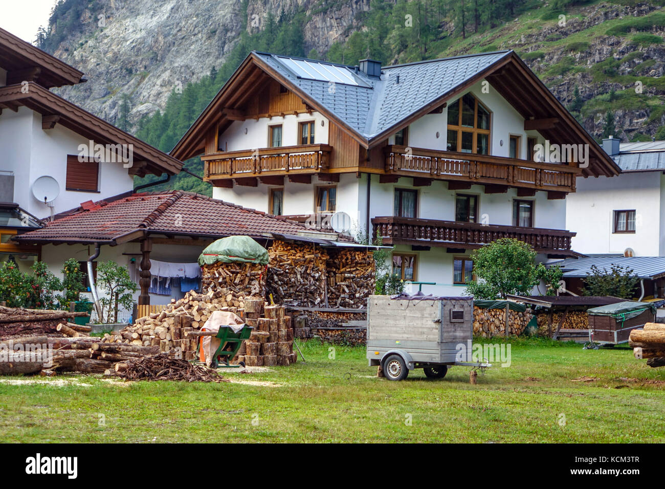 Grandi case con pile di ciocchi di legna per il riscaldamento invernale, Huben, Solden Austria Foto Stock