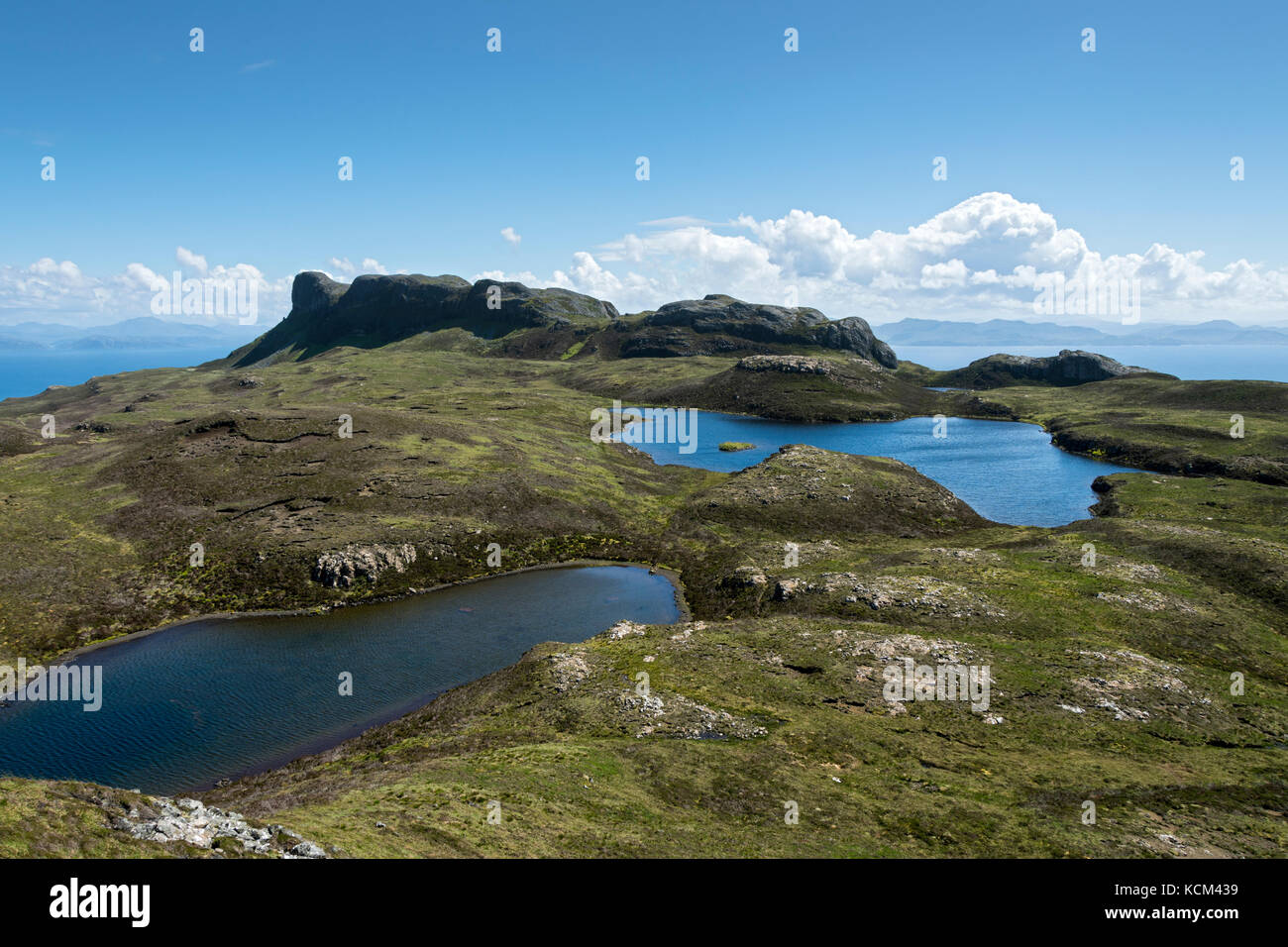 Un Sgùrr, o lo Sgurr di Eigg, dalla cima di Cora-bheinn, sopra Loch Caol na Cora-bheinn e Loch nam Ban Móra sull'isola di Eigg, Scozia, Regno Unito Foto Stock