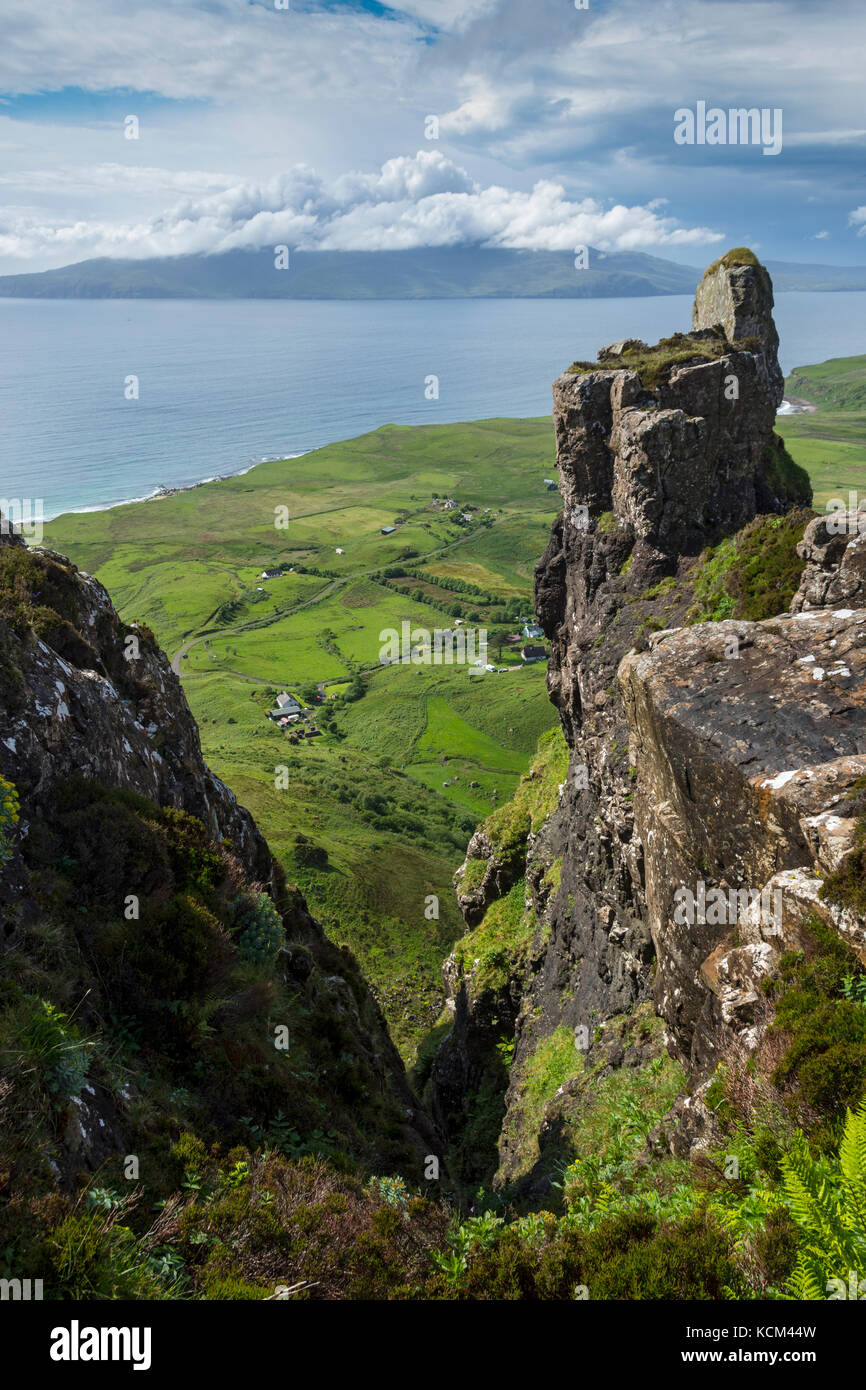 L'isola di Rum dal pinnacolo di Bidean an Tighearna (dito di Dio) sul bordo occidentale dell'altopiano di Beinn Bhuidhe, l'isola di Eigg, Scozia, Regno Unito Foto Stock