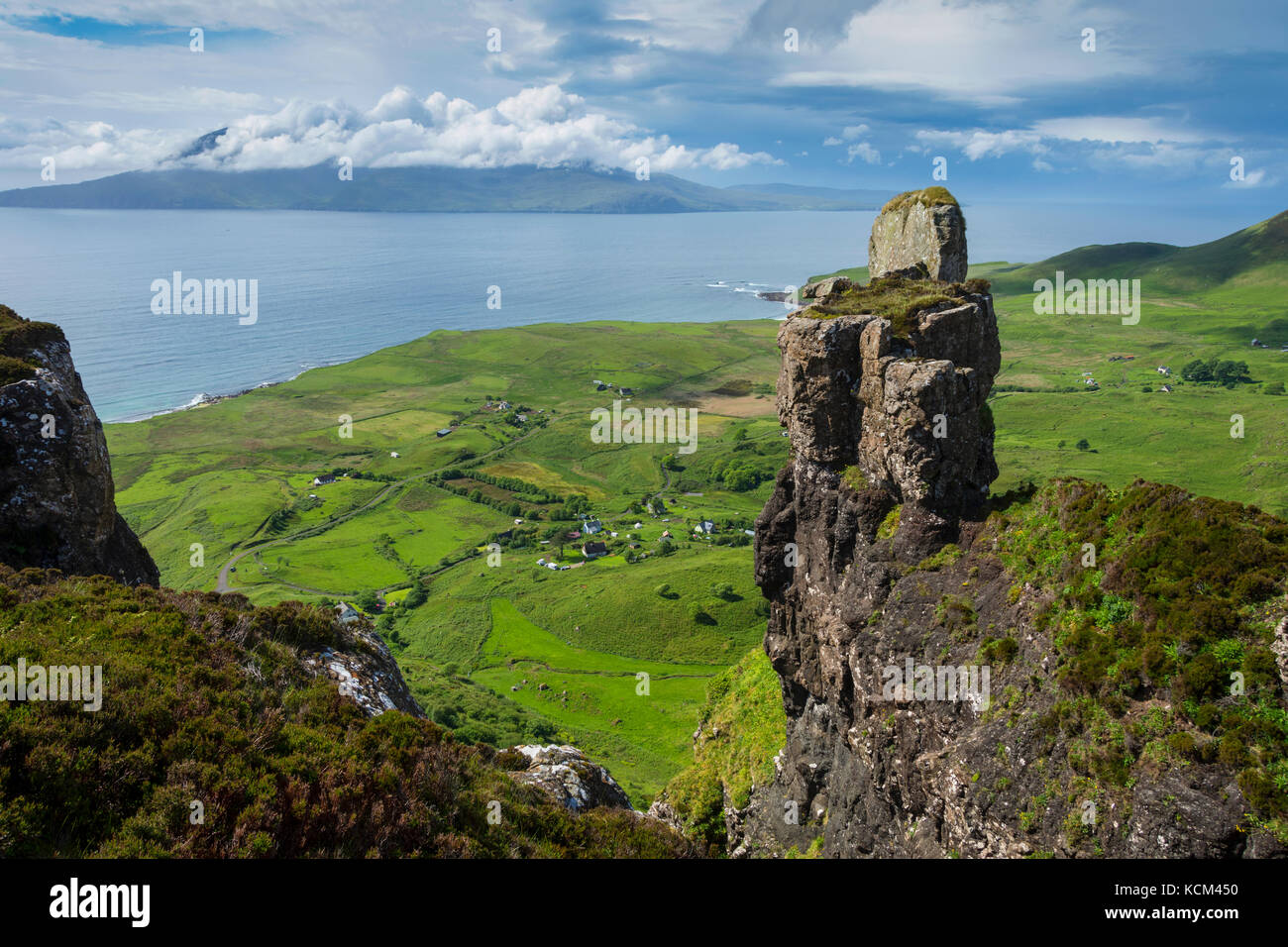L'isola di Rum dal pinnacolo di Bidean an Tighearna (dito di Dio) sul bordo occidentale dell'altopiano di Beinn Bhuidhe, l'isola di Eigg, Scozia, Regno Unito Foto Stock