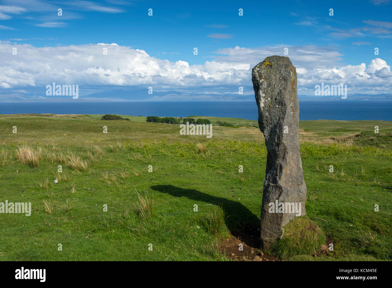 In piedi, accanto alla strada Galmisdale per Cleadale sull'isola di Eigg, Scozia, Regno Unito Foto Stock