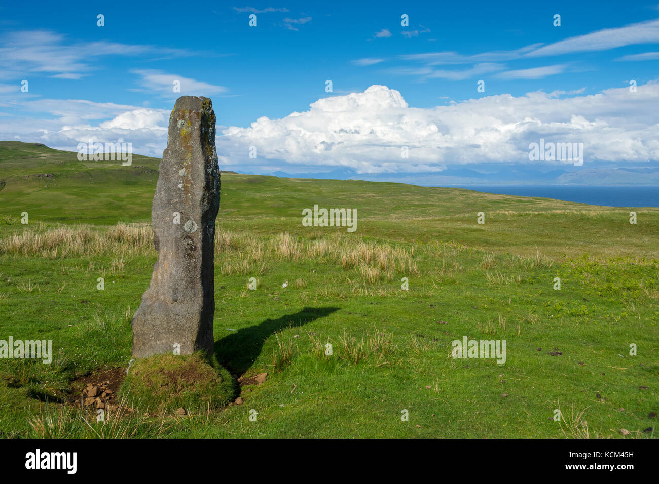 In piedi, accanto alla strada Galmisdale per Cleadale sull'isola di Eigg, Scozia, Regno Unito Foto Stock