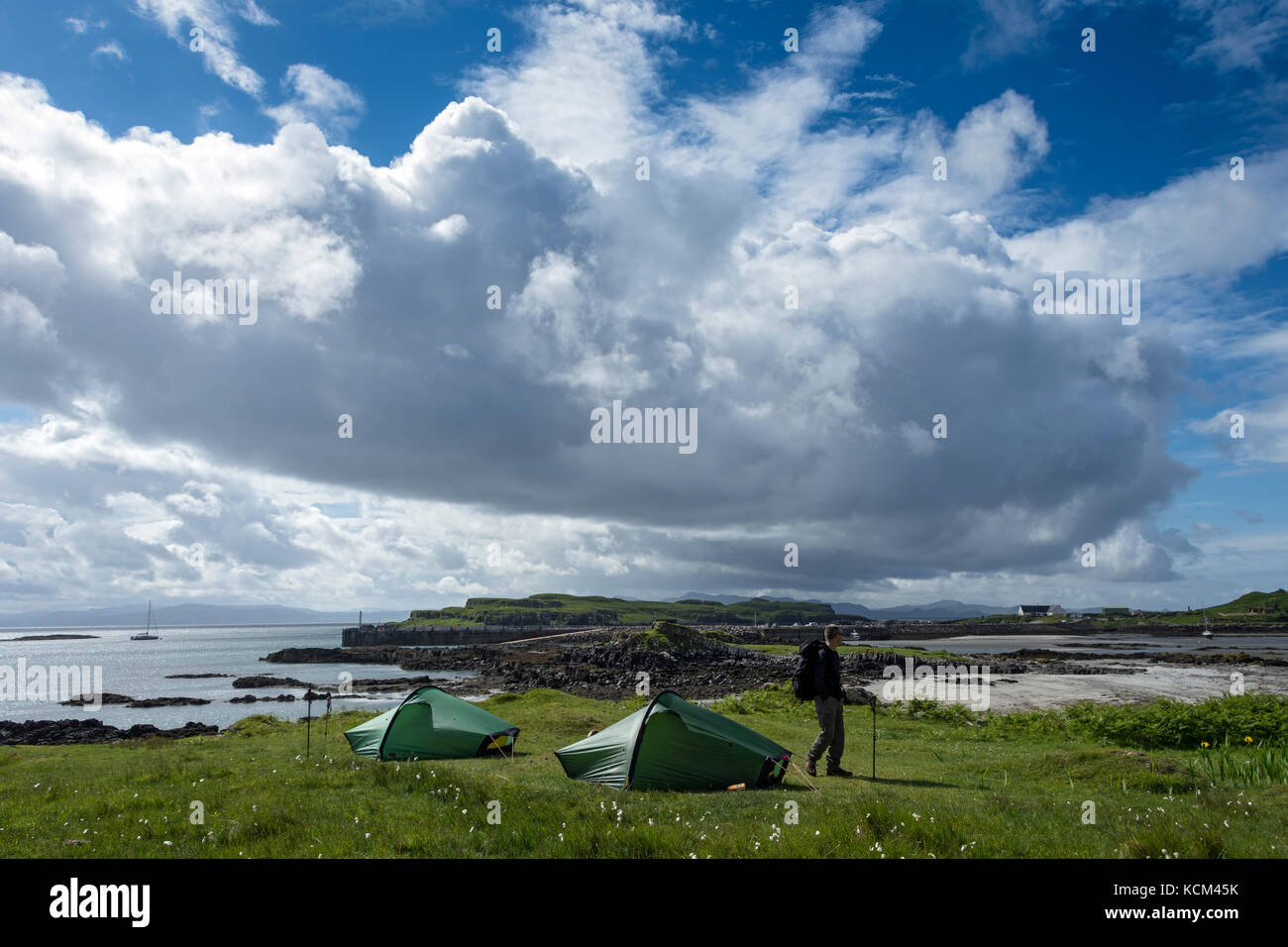 Due piccoli Hilleberg Akto tende sulla zona campeggio a Galmisdale Bay sull'Isola di Eigg, Scotland, Regno Unito Foto Stock