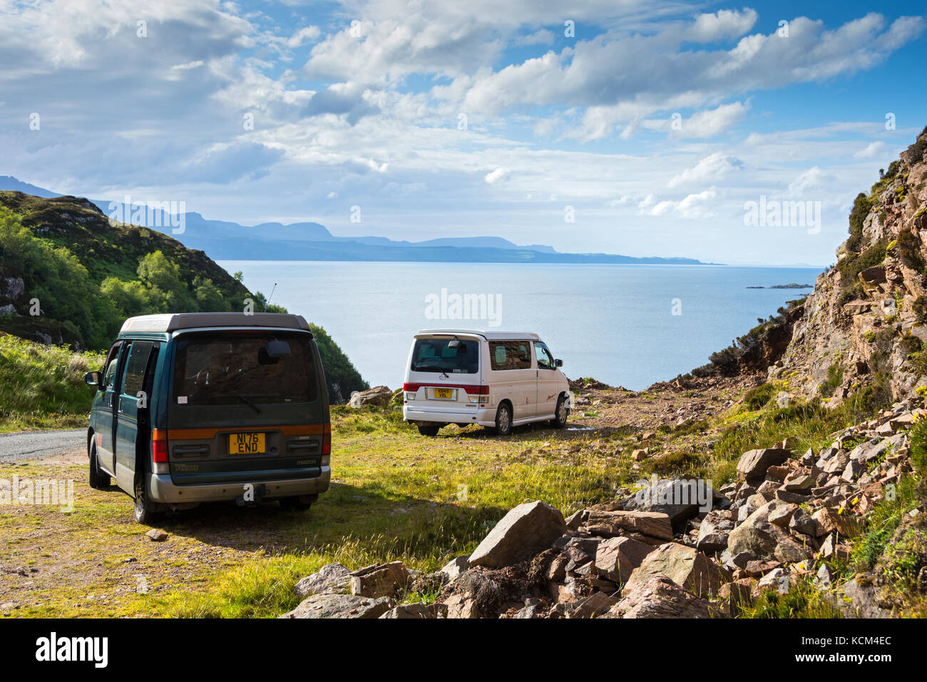 Due camper Mazda Bongo su Calum's Road sopra Loch Arnish, Isola di Raasay, Scozia, Regno Unito. Le colline di Trotternish sull'isola di Skye dietro. Foto Stock