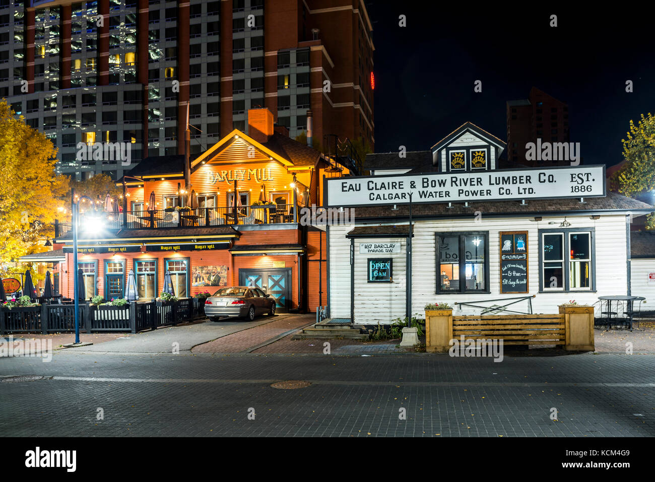 Gli edifici del patrimonio convertito ai ristoranti e pub, Eau Claire District, Calgary, Alberta, Canada. Foto Stock