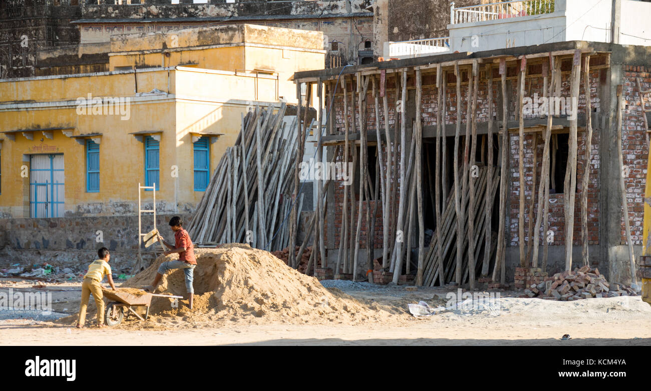 Un uomo e un ragazzo di costruzione di una casa Foto Stock