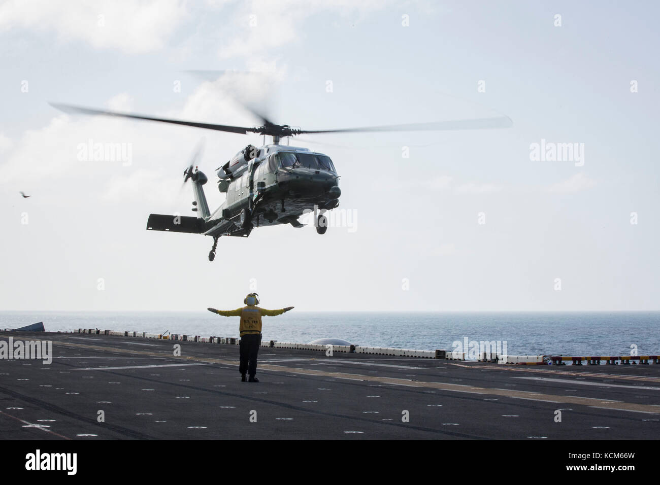 Marine uno atterra sul ponte di volo dell'assalto anfibio nave USS Kearsarge (LHD 3) durante la visita presidenziale. Foto Stock