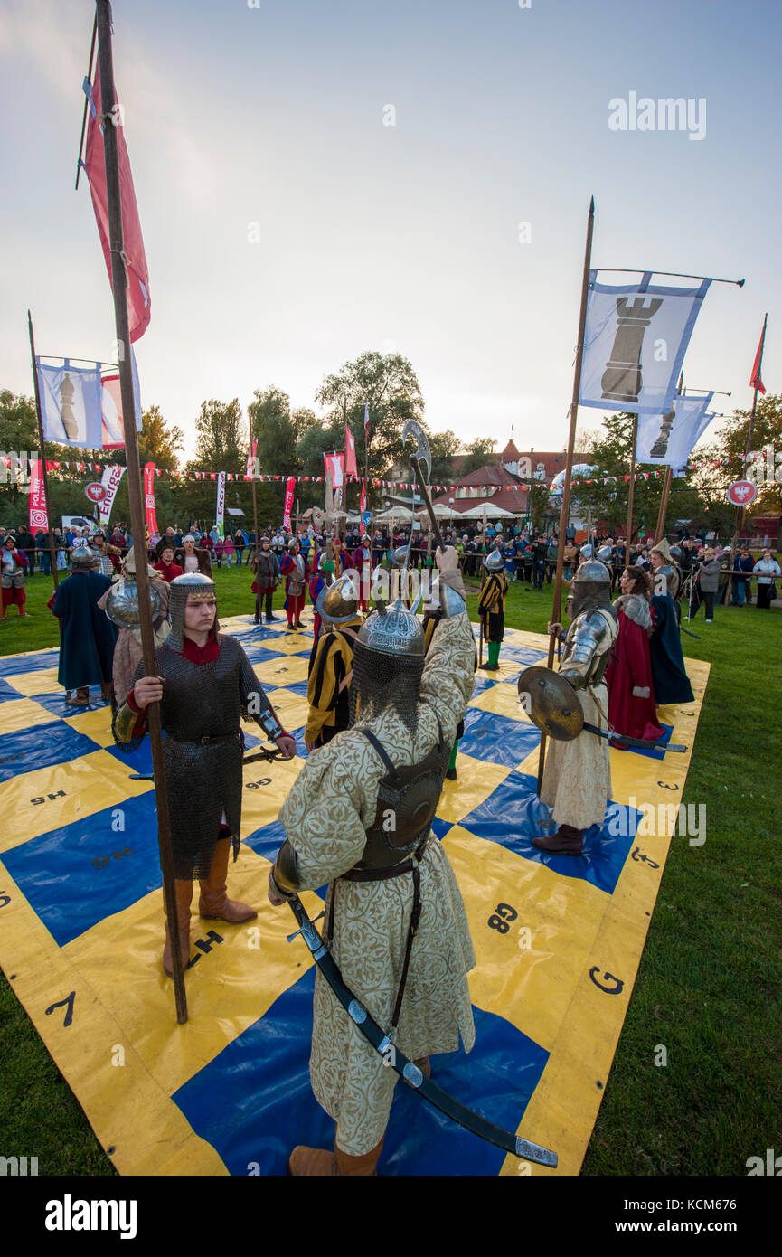 Performance dedicata alla battaglia di Vienna 1683 come una partita a scacchi in scena dal vivo di una riproduzione di pezzi ai piedi del castello di Pultusk in Mazovia, Polonia. Foto Stock