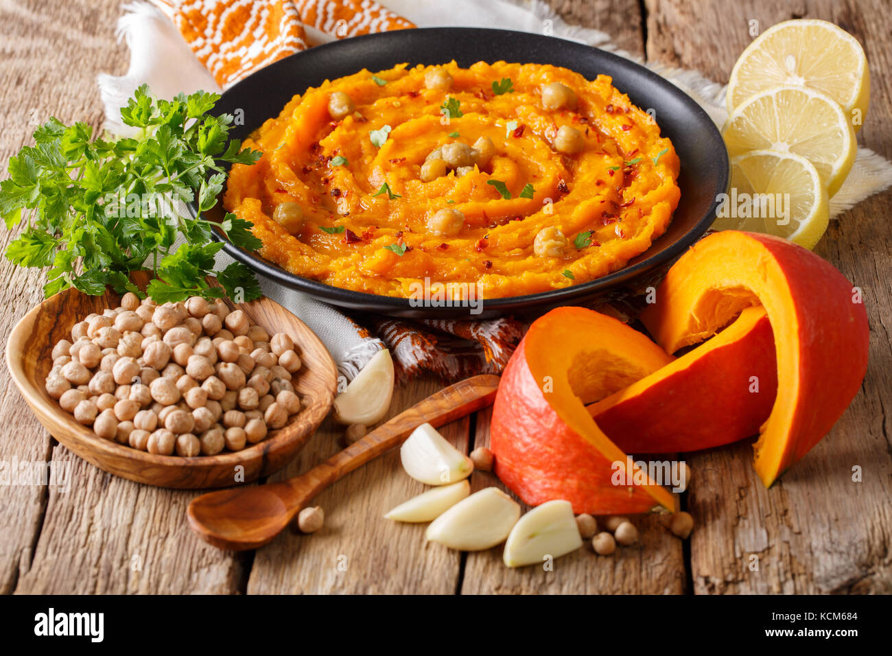 Cibo vegetariano: hummus con zucca e gli ingredienti da vicino sul tavolo orizzontale. Foto Stock