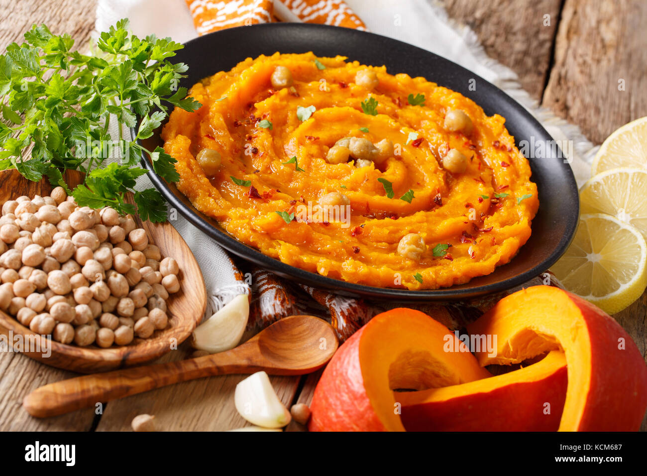 Una sana alimentazione vegetariana: zucca hummus con ingredienti di close-up sul tavolo orizzontale. Foto Stock
