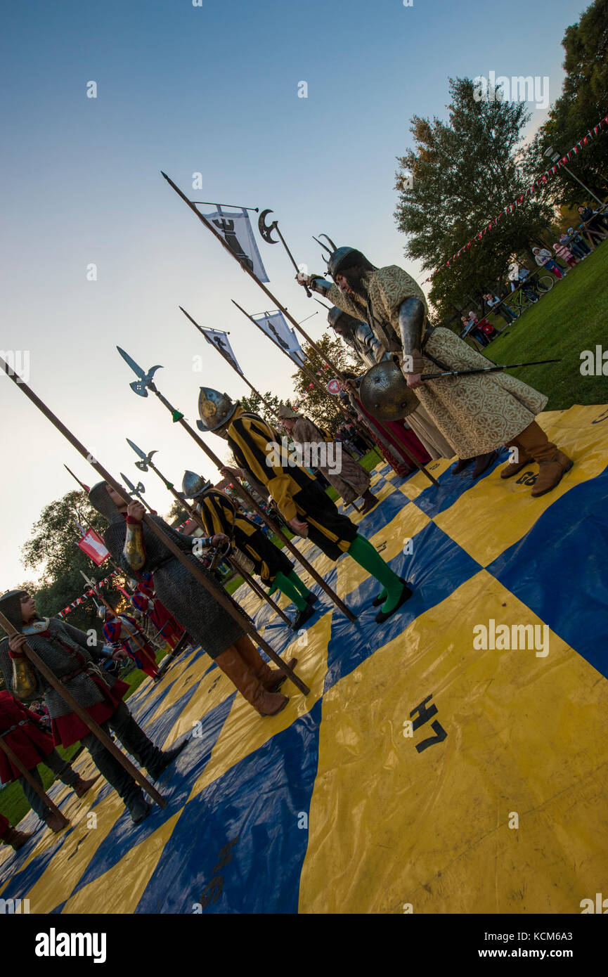 Performance dedicata alla battaglia di Vienna 1683 come una partita a scacchi in scena dal vivo di una riproduzione di pezzi ai piedi del castello di Pultusk in Mazovia, Polonia. Foto Stock