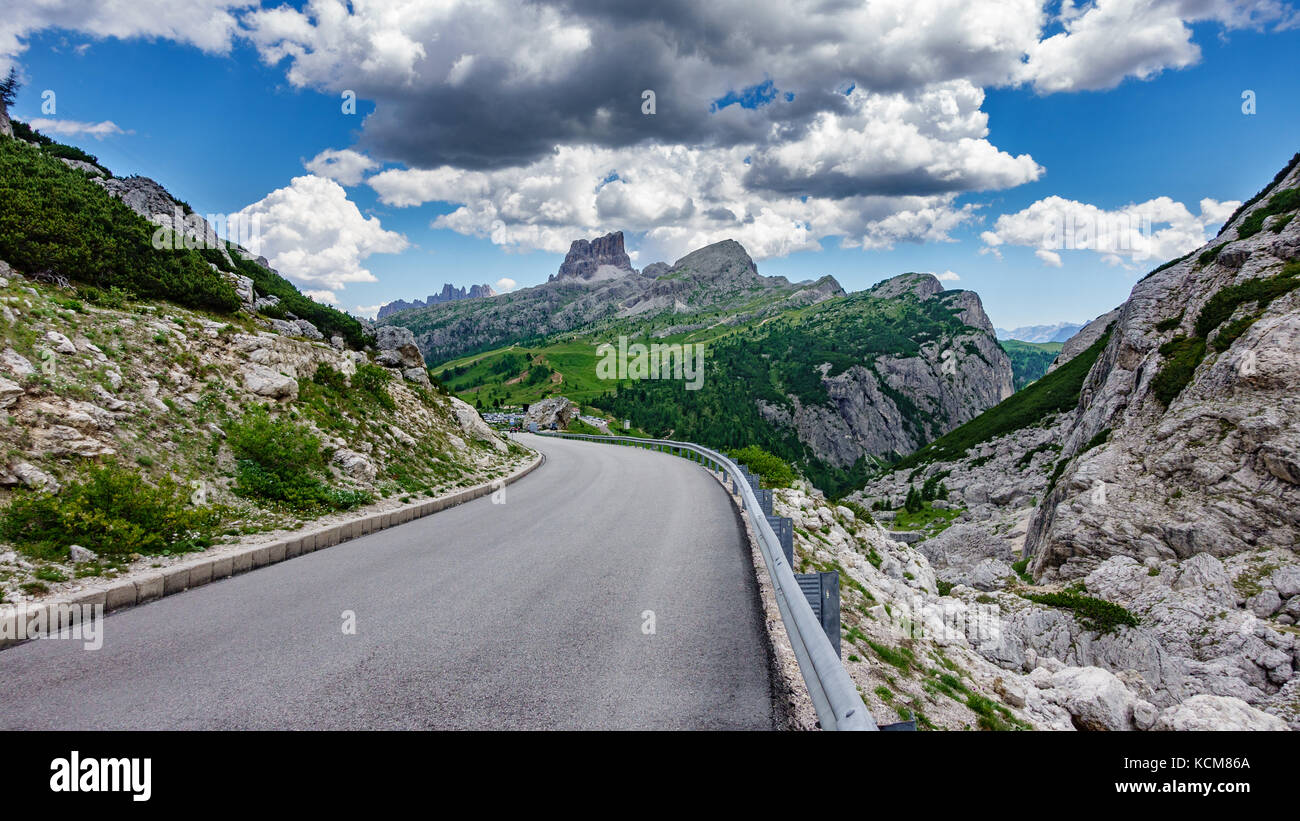 Strada delle Dolomiti nel passo Falzarego Foto Stock